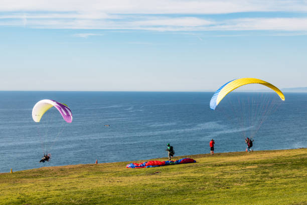 i piloti preparano e lanciano parapendio al torrey pines gliderport - gliderport foto e immagini stock