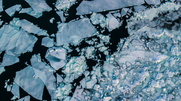 istock Ice flows in the Detroit River 921466844
