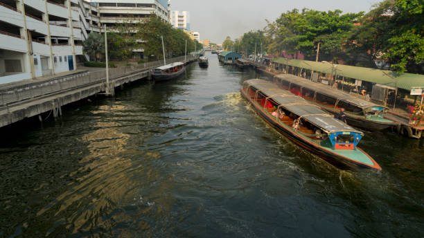 Bangkok, Thailand - February 18, 2018 : Travel by boat in canal it is also important because is convenient, in a traffic jam city boat trip is a good choice for peoples, But the cleanliness of the river everyone needs to take care of the environment. bangkok, tailandia - 18 de febrero de 2018: viajes en barco en el canal es también importante porque es conveniente, en un viaje en barco ciudad traffic jam es una buena opción para la gente, pero la limpieza del río todo el mundo tiene que cuidar el medio ambiente.