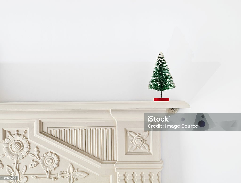 Miniatur-Weihnachtsbaum auf mantlepiece - Lizenzfrei Kaminsims Stock-Foto