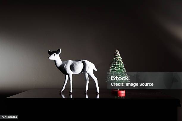 Miniature Reindeer And Christmas Tree 0명에 대한 스톡 사진 및 기타 이미지 - 0명, 3가지 개체, 그림자
