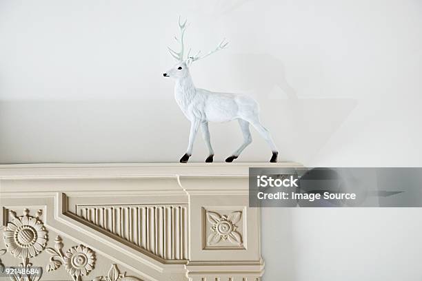 Rentierfigur Auf Mantlepiece Stockfoto und mehr Bilder von Kaminsims - Kaminsims, Weiß, Weihnachten