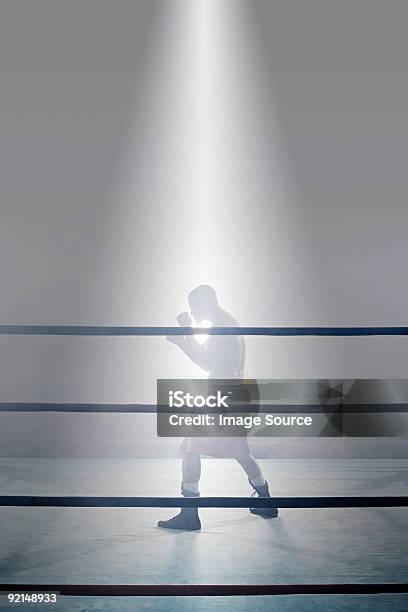 Boxer No Ringue De Boxe - Fotografias de stock e mais imagens de Boxe - Desporto - Boxe - Desporto, Ringue de Boxe, De Corpo Inteiro