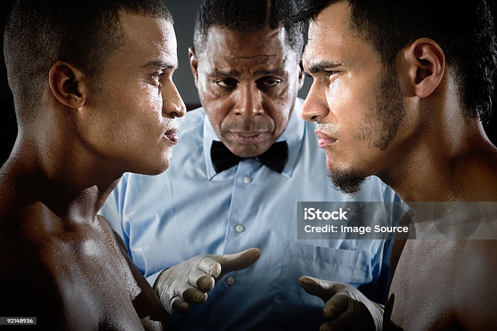 Árbitro e boxers face a face - Foto de stock de Boxe - Esporte royalty-free