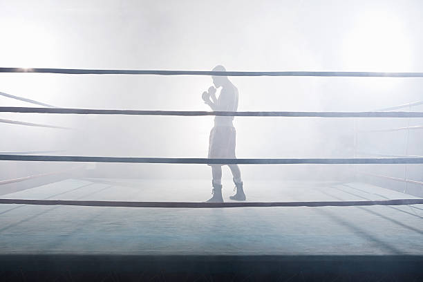 boxer dans le ring de boxe - sport de combat photos et images de collection