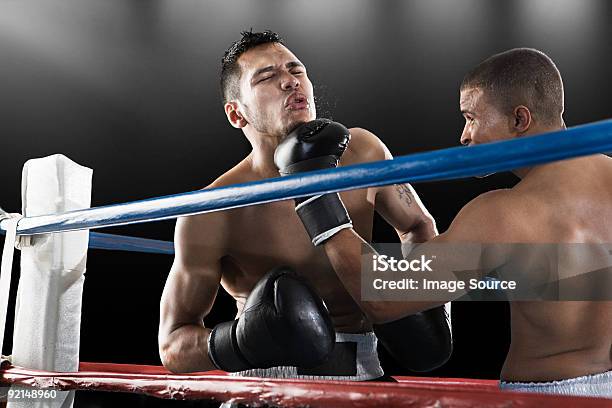 ボクシングの試合をご覧ください - ボクシングのストックフォトや画像を多数ご用意 - ボクシング, 殴る, 男性