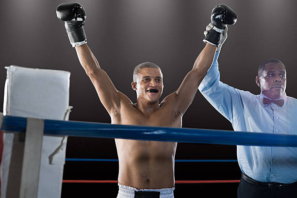 vincere boxer e arbitro - boxing winning success challenge foto e immagini stock