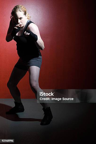 Donna In Posizione Di Boxe - Fotografie stock e altre immagini di Adulto - Adulto, Ambientazione interna, America del Nord