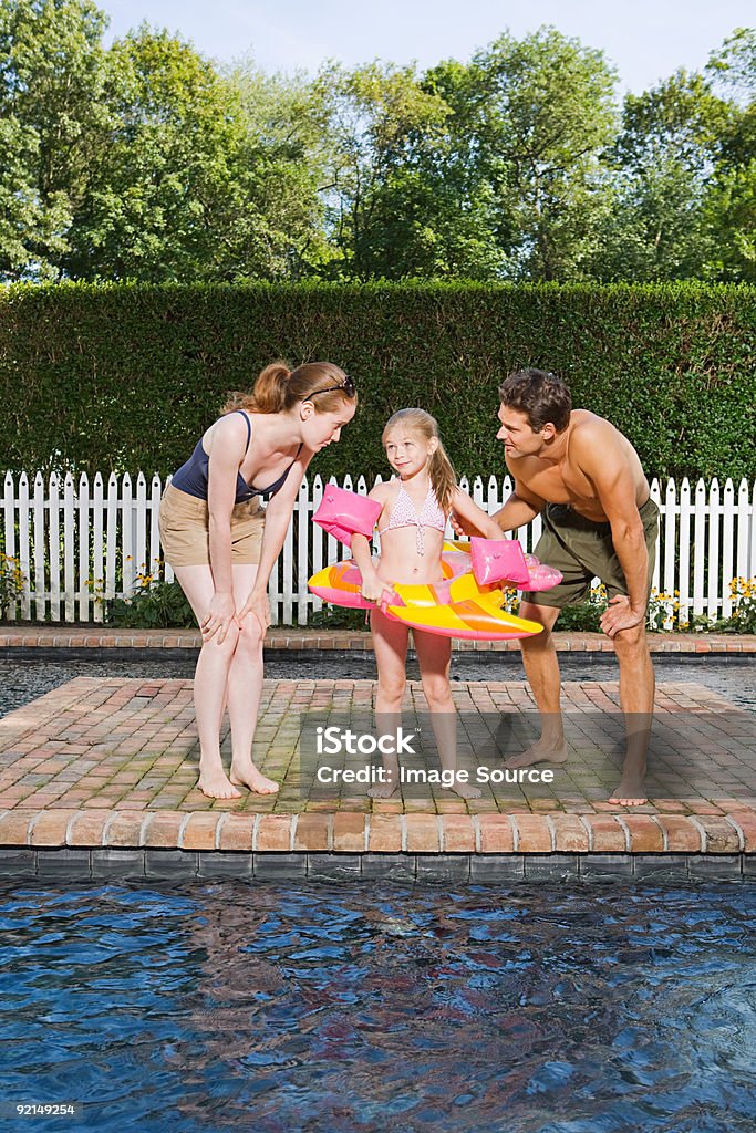 Pais com a filha na piscina - Royalty-free 20-24 Anos Foto de stock