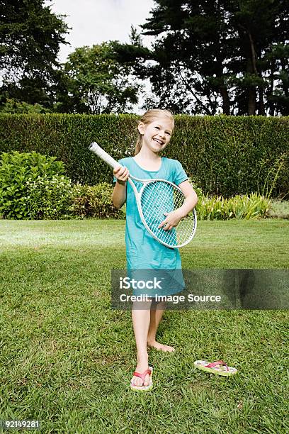 Niña Tocando La Guitarra Con Una Raqueta De Tenis Foto de stock y más banco de imágenes de 8-9 años - 8-9 años, Aire libre, América del norte