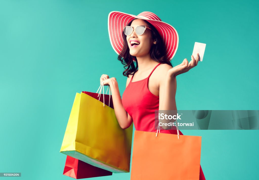 Les femmes font des emplettes en été, elle utilise une carte de crédit et aime le shopping. - Photo de Faire les courses libre de droits