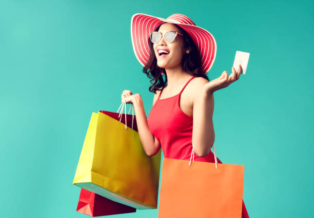 le donne fanno shopping in estate sta usando una carta di credito e ama fare shopping. - modella negozio foto e immagini stock