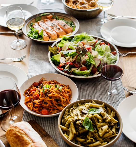 closeup de la cena de comida italiana - italian cuisine wine food pasta fotografías e imágenes de stock