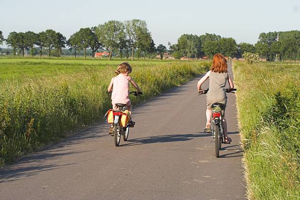 сестры велоспорт в голландии - bikingpath стоковые фото и изображения