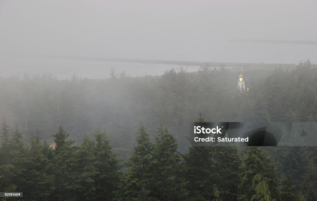 Faro nella nebbia - Foto stock royalty-free di Composizione orizzontale