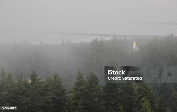 Faro Nella Nebbia - Fotografie stock e altre immagini di Composizione orizzontale - Composizione orizzontale, Fotografia - Immagine, Immagine a colori