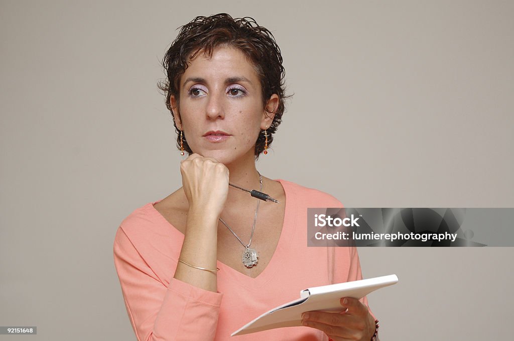 Junge business-womand mit Stift und Notizbuch mit Ledereinband - Lizenzfrei Abgeschiedenheit Stock-Foto