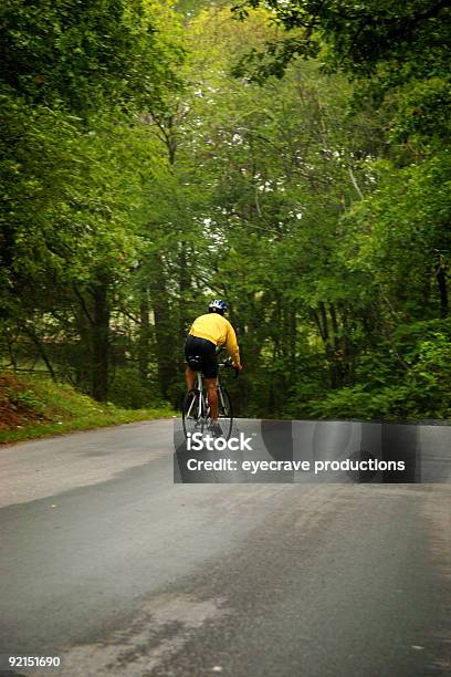 Photo libre de droit de Rural Vélo Cyclistehomme banque d'images et plus d'images libres de droit de Activité de loisirs - Activité de loisirs, Arbre, Bois