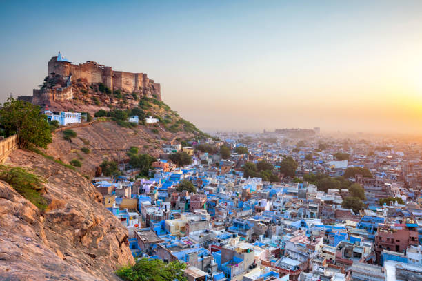 la ville bleue et fort de mehrangarh à jodhpur. rajasthan, inde - mehrangarh photos et images de collection