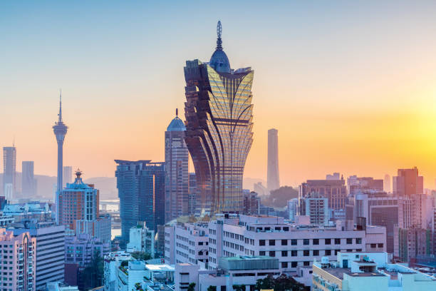 skyline della città al tramonto, macao - macao foto e immagini stock