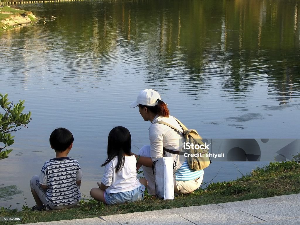 Junge Familie am See - Lizenzfrei Alleinerzieherin Stock-Foto