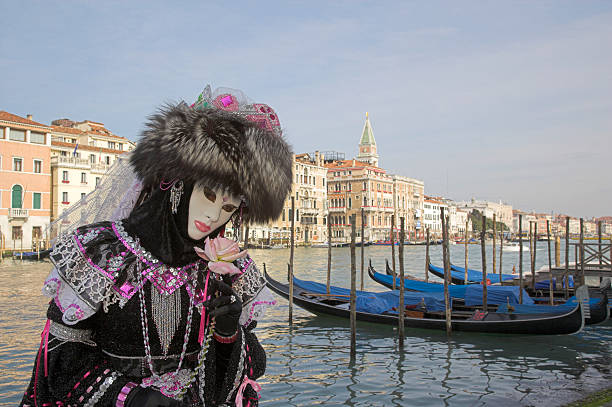 美しい雌のマスクで、ベニスの大運河(xxl)街並み - mythology venice italy carnival mask スト��ックフォトと画像