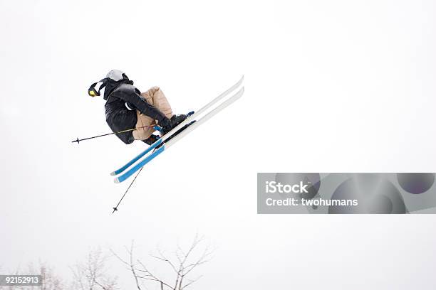 Foto de Esquiador Salto Acrobático e mais fotos de stock de Esqui - Esqui e snowboard - Esqui - Esqui e snowboard, Esqui - Equipamento esportivo, Freeride - Esporte de inverno