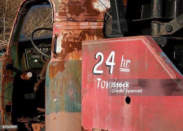 Old Abschleppwagen Wrecker Stockfoto und mehr Bilder von Abschleppwagen - Abschleppwagen, 20-24 Jahre, Abschleppen