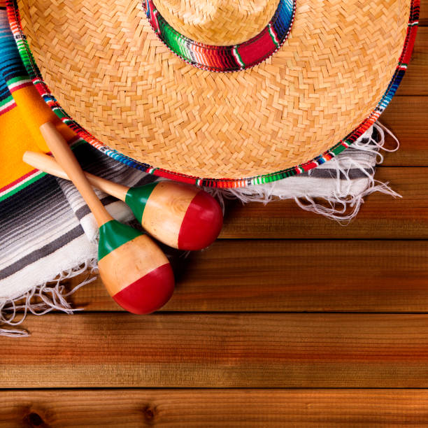 istock Mexico May 5 wood background mexican hat 921532552