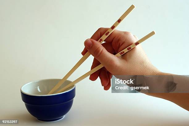 Mano Agarrando De Palillos Chinos Foto de stock y más banco de imágenes de Alimento - Alimento, Arroz - Comida básica, Asistencia sanitaria y medicina