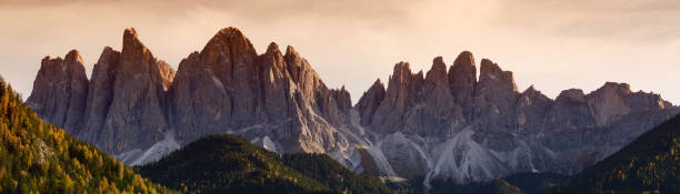 o grupo de montanhas espetaculares de oliveira no parque de oliveira-puez natural. dolomitas, alto adige, itália. - altoadige - fotografias e filmes do acervo