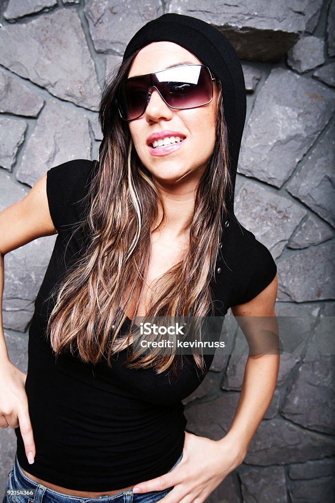 Moda Jovem mulher Posando contra parede de Pedra - Royalty-free Adulto Foto de stock