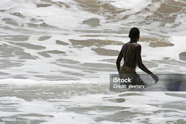 Divertimento In Spiaggia - Fotografie stock e altre immagini di Pioggia - Pioggia, Africa, Bambini maschi
