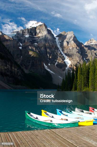 Lago Moraine Foto de stock y más banco de imágenes de Agua - Agua, Aire libre, Alberta