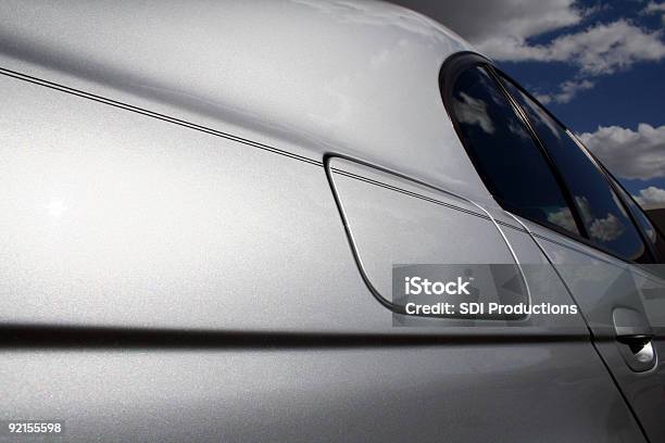 シルバーのセダンは側面から背面 - 燃料タンクのストックフォトや画像を多数ご用意 - 燃料タンク, 横からの視点, 自動車