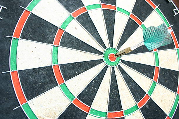 bullseye! - dart target darts penetrating - fotografias e filmes do acervo