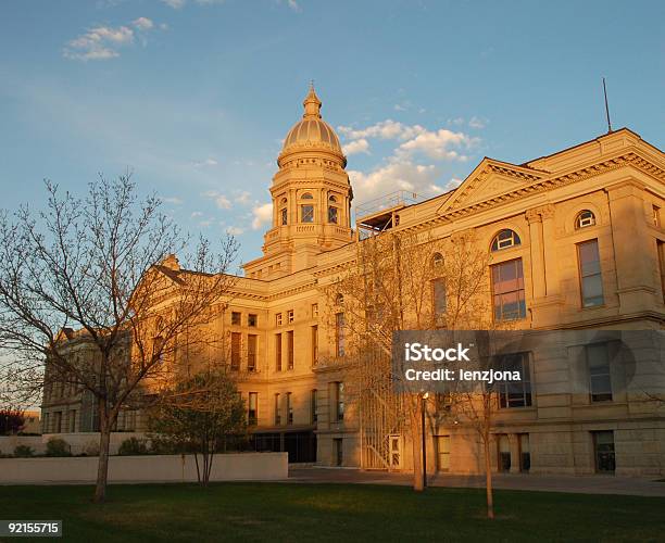 Photo libre de droit de Capitole De Wyoming À Cheyenne Au Coucher Du Soleil banque d'images et plus d'images libres de droit de Gouvernement