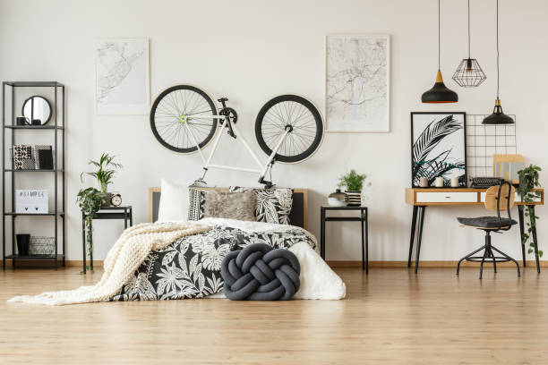 trendiges schlafzimmer mit gemusterten dekorationen - loft apartment design studio office studio stock-fotos und bilder