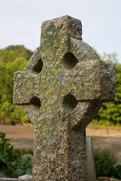 кельтский крест - celtic cross cross shape blue vertical стоковые фото и изображения
