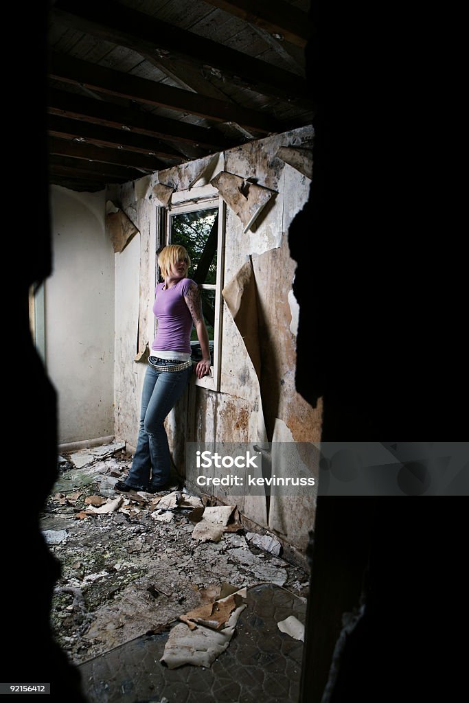 Vecchia abbandonare casa femmina - Foto stock royalty-free di Abbandonato