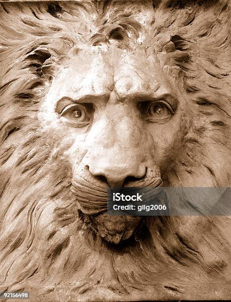 Lions Head Rzeźbasepia - zdjęcia stockowe i więcej obrazów Lew - Wielki kot - Lew - Wielki kot, Statua, Kamień - Materiał budowlany