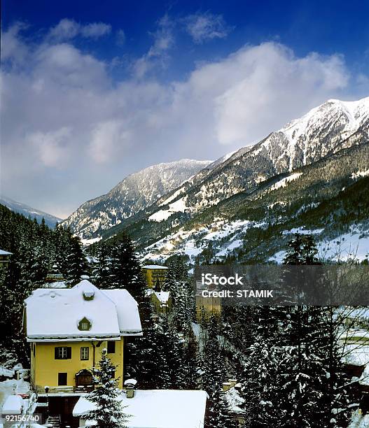 Foto de Cidade Em Alpes Australianos e mais fotos de stock de Alpes europeus - Alpes europeus, Amarelo, Azul