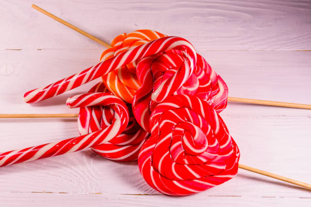 pile of the different sweet lollipops on a wooden table - flavored ice variation birthday candy imagens e fotografias de stock