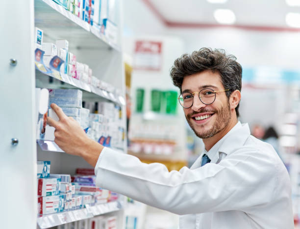 品揃え豊富な彼の棚を維持 - pharmacy pharmacist smiling pill ストックフォトと画像