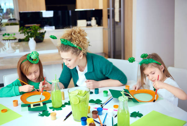 niños con madre haciendo decoraciones - st patricks day irish culture child leprechaun fotografías e imágenes de stock