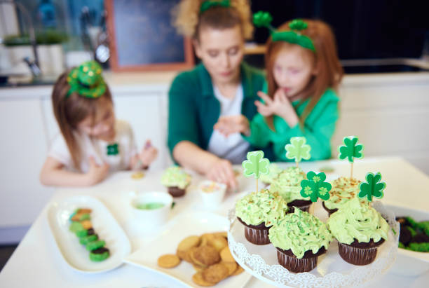 istock Family celebrating Saint Patrick's Day 921580858