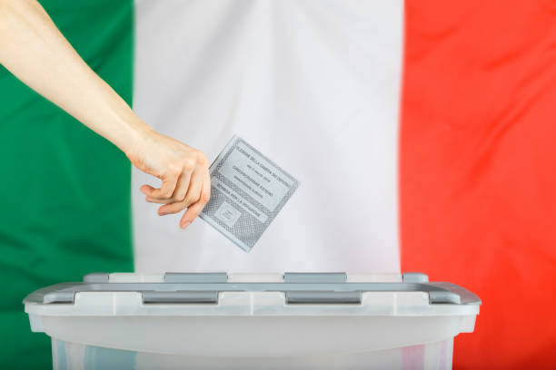 la mano femminile continua a votare sulle urne. - italian elections foto e immagini stock