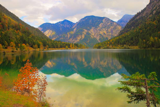 lunga esposizione del lago plansee all'alba - alpi tirolesi - austria, confine con la germania - waxenstein foto e immagini stock