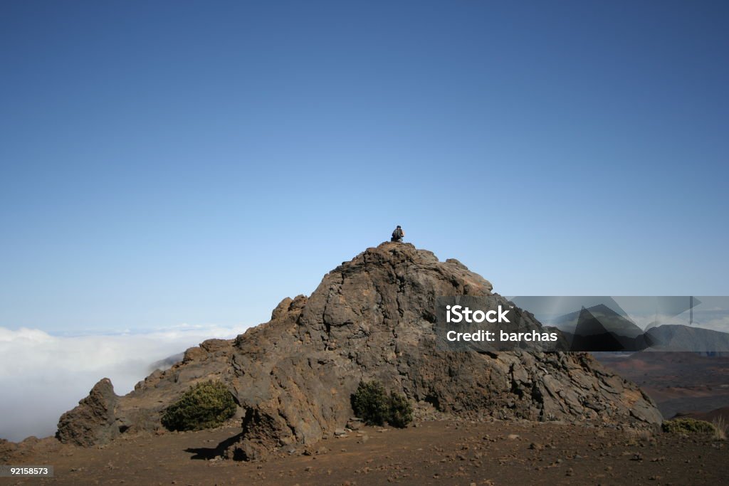 Botas sentado en Rock - Foto de stock de Adulto libre de derechos