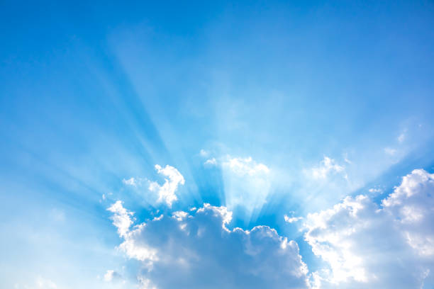 luz del sol y cielo azul celeste o azul cielo y nube - gods rays fotografías e imágenes de stock